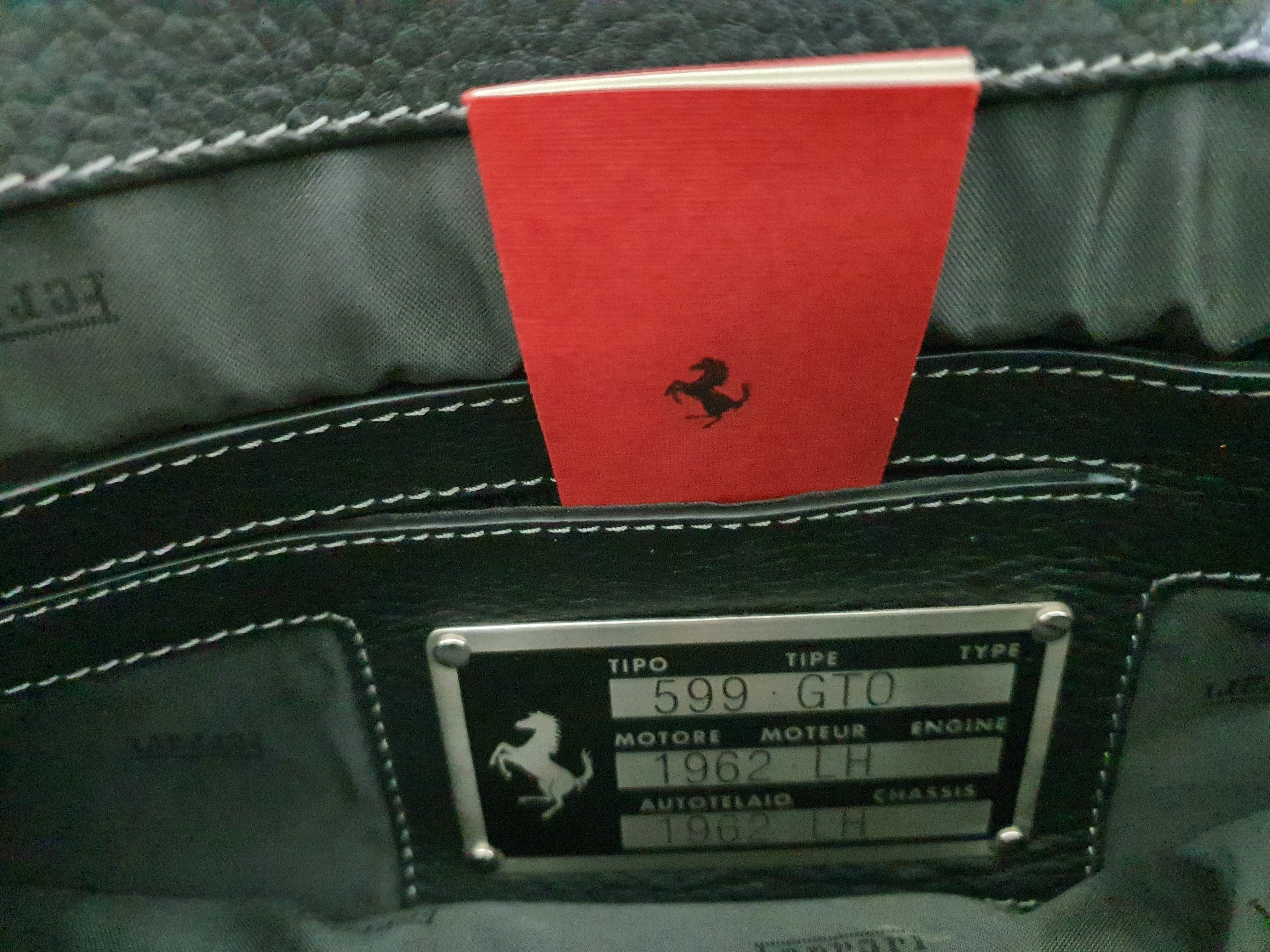 برچسب فلزی داخل کیف شامل سال ساخت،مدل و...