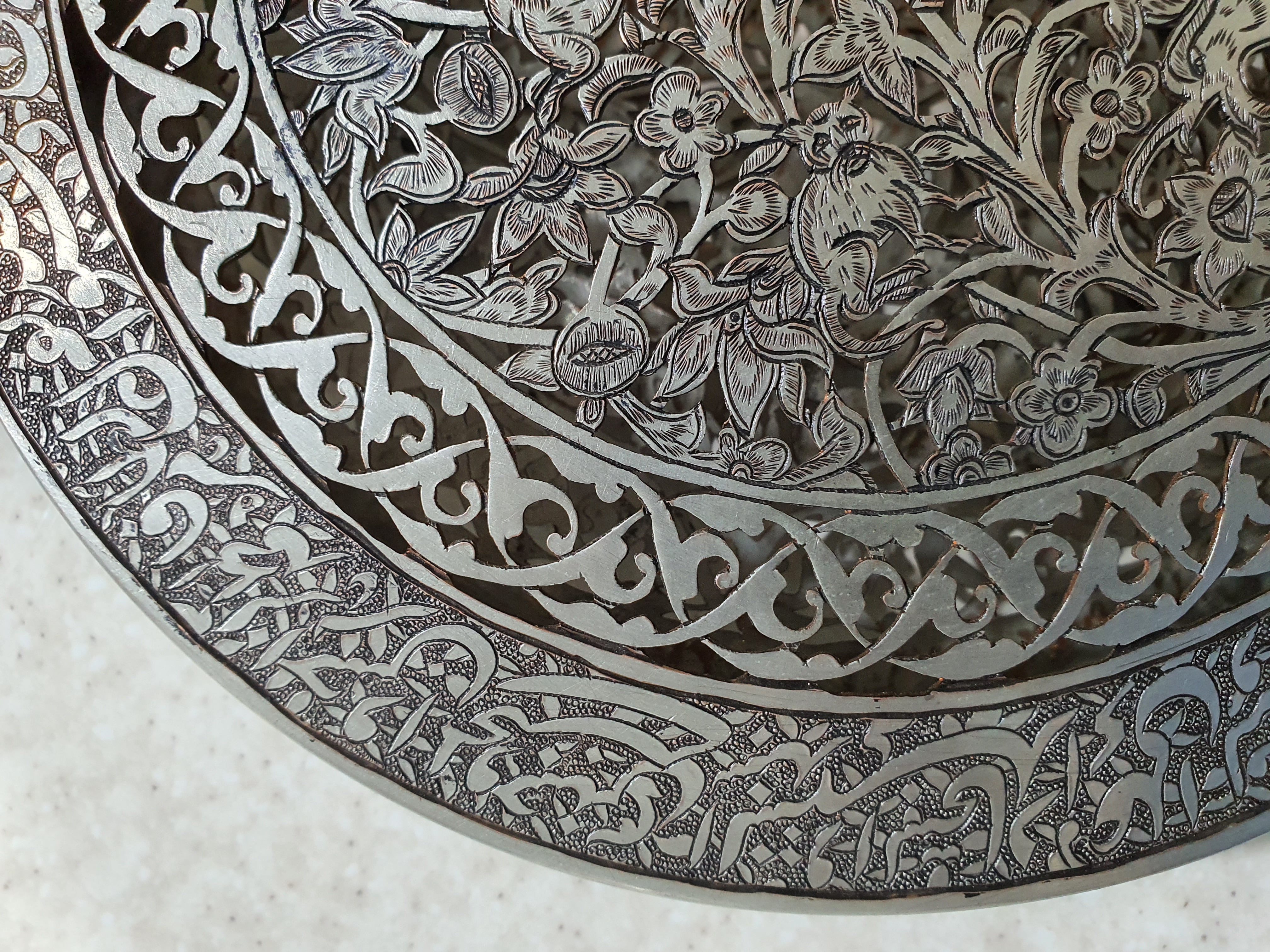 دور تادور با اسامی و القاب ۱۴ معصوم قلمزنی شده است