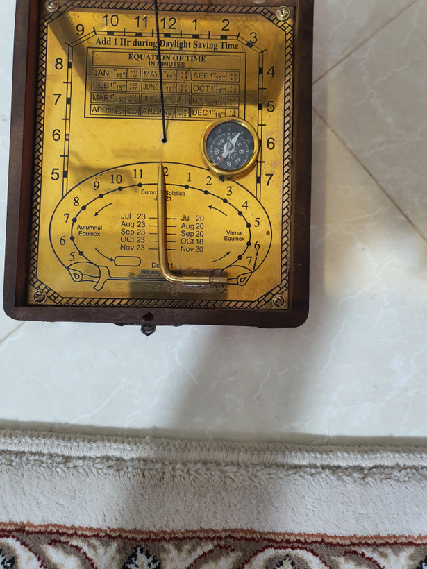 تصویر قسمت درونی پایینی قطب نما با ابزار تعیین جهت